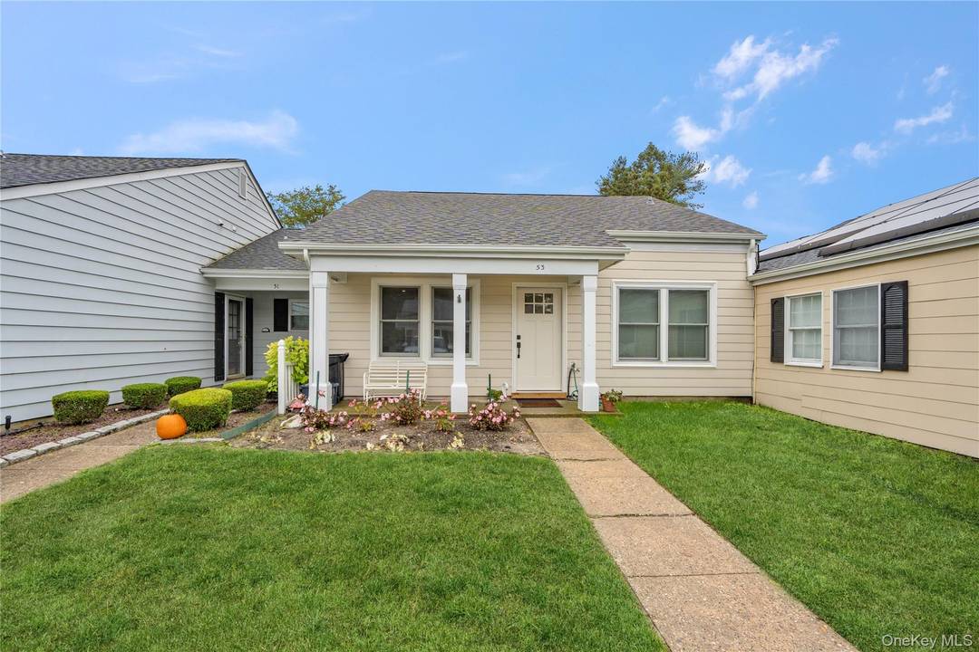 Beautifully Updated Ranch Style Home in Strathmore Gate East 55 Community !