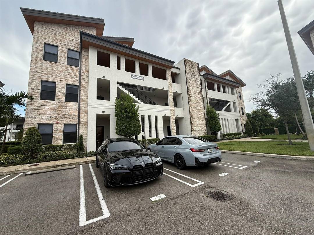 DORAL Stunning 3 bedroom, 2 bath residence in the desirable Apex community.