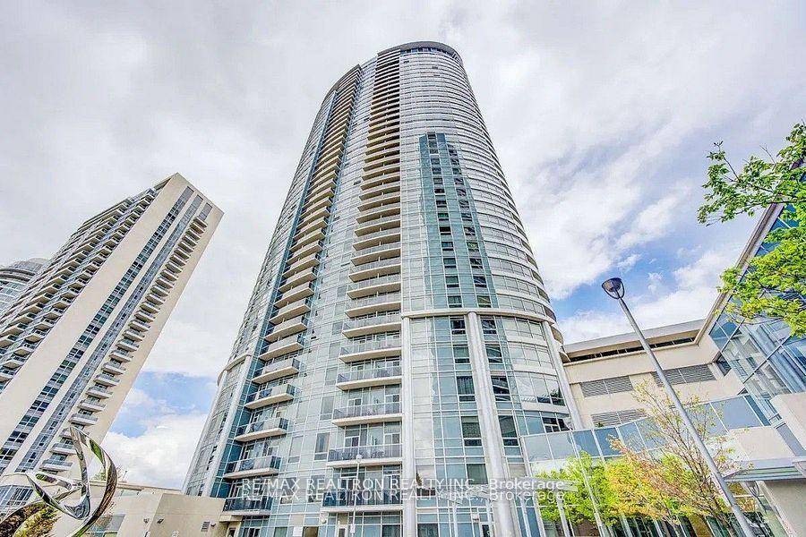 Welcome to Unit 824 at 135 Village Green Square a beautiful 2 1 bedroom, 2 bathroom condo in the highly desirable Tridel Solaris II high rise.