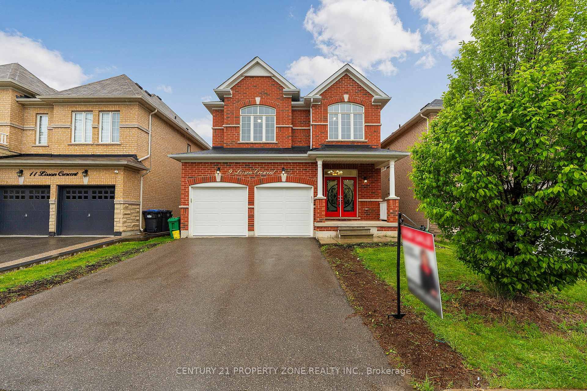 Welcome To This Beautiful, Detached Home in a premium amp ; Prestigious Credit Valley Neighborhoods, Beautiful 4 Bedroom Detached W Double Garage amp ; Double Door Entrance.