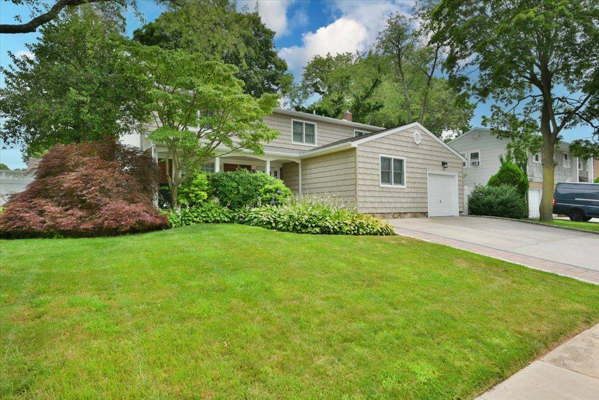 Rare 6 Bedroom Mother Daughter in the Heart of Syosset Prime Location amp ; Endless Possibilities !