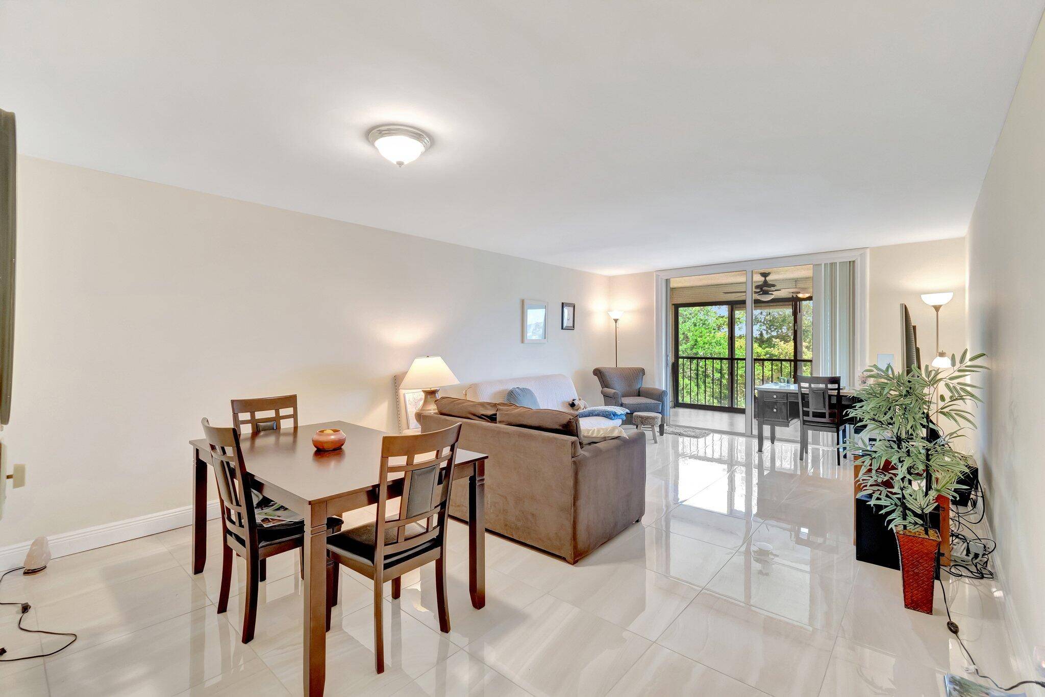 This 1 bedroom 2 bath condo is well maintained with tile throughout and a new kitchen with updated contemporary bathrooms.