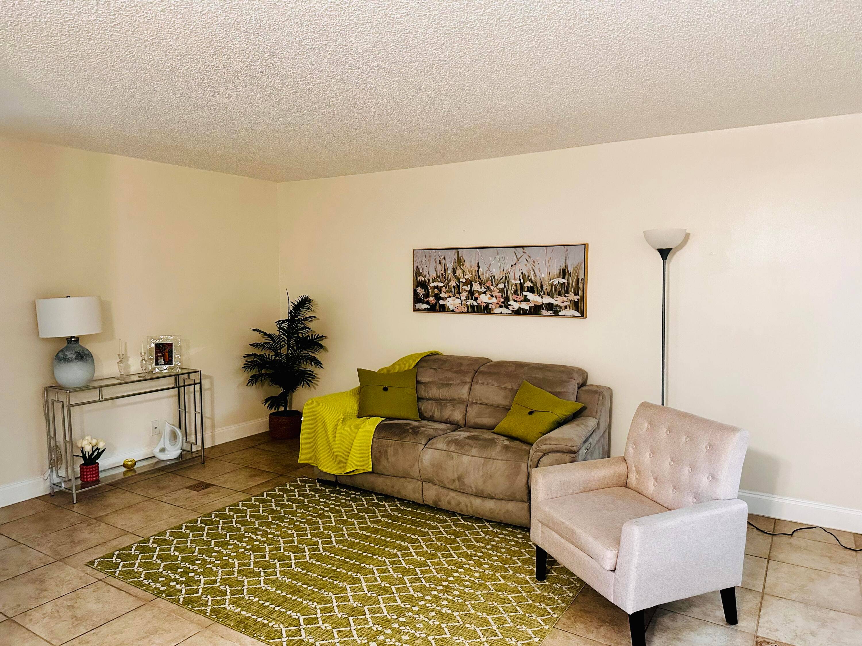 Beautiful 2BD 1. 5BA Corner Unit, 1st Floor, 55 CommunityMove in ready first floor corner unit with 2 bedrooms and 1.