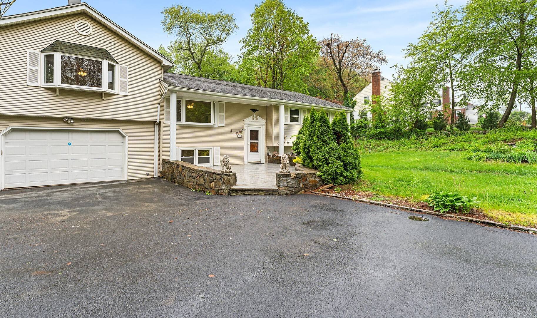 Space value intersect in a supremely strollable neighborhood in the heart of Trumbull !