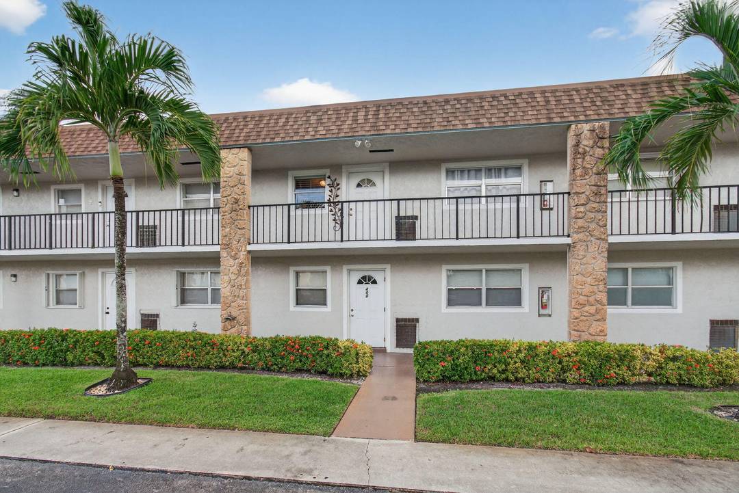 Welcome to this bright and spacious 2 bedroom, 1 bath condo located in the desirable Sandalfoot community of Boca Raton.