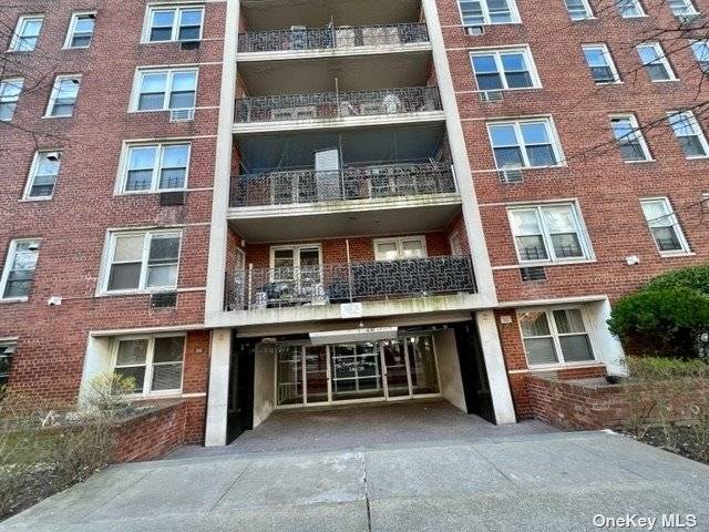 Flushing downtown. Elevator building, THIS LOVELY COOP apartment located on 3rd floor SE corner 2 Bedrooms 2 Bathrooms 1100 Sqft, Location 3 Blocks To Post Office main street Shopping.