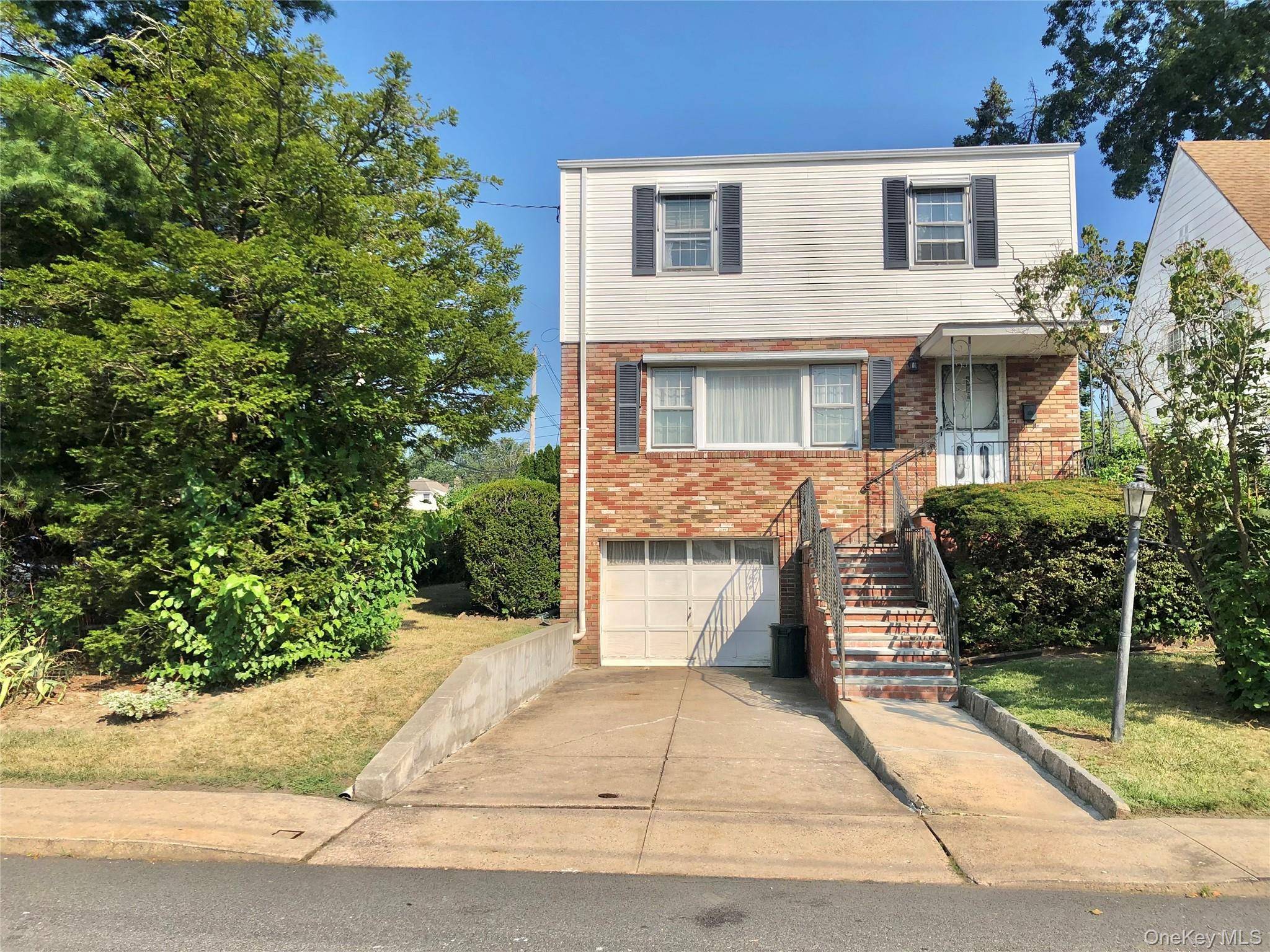 Great curb appeal colonial.