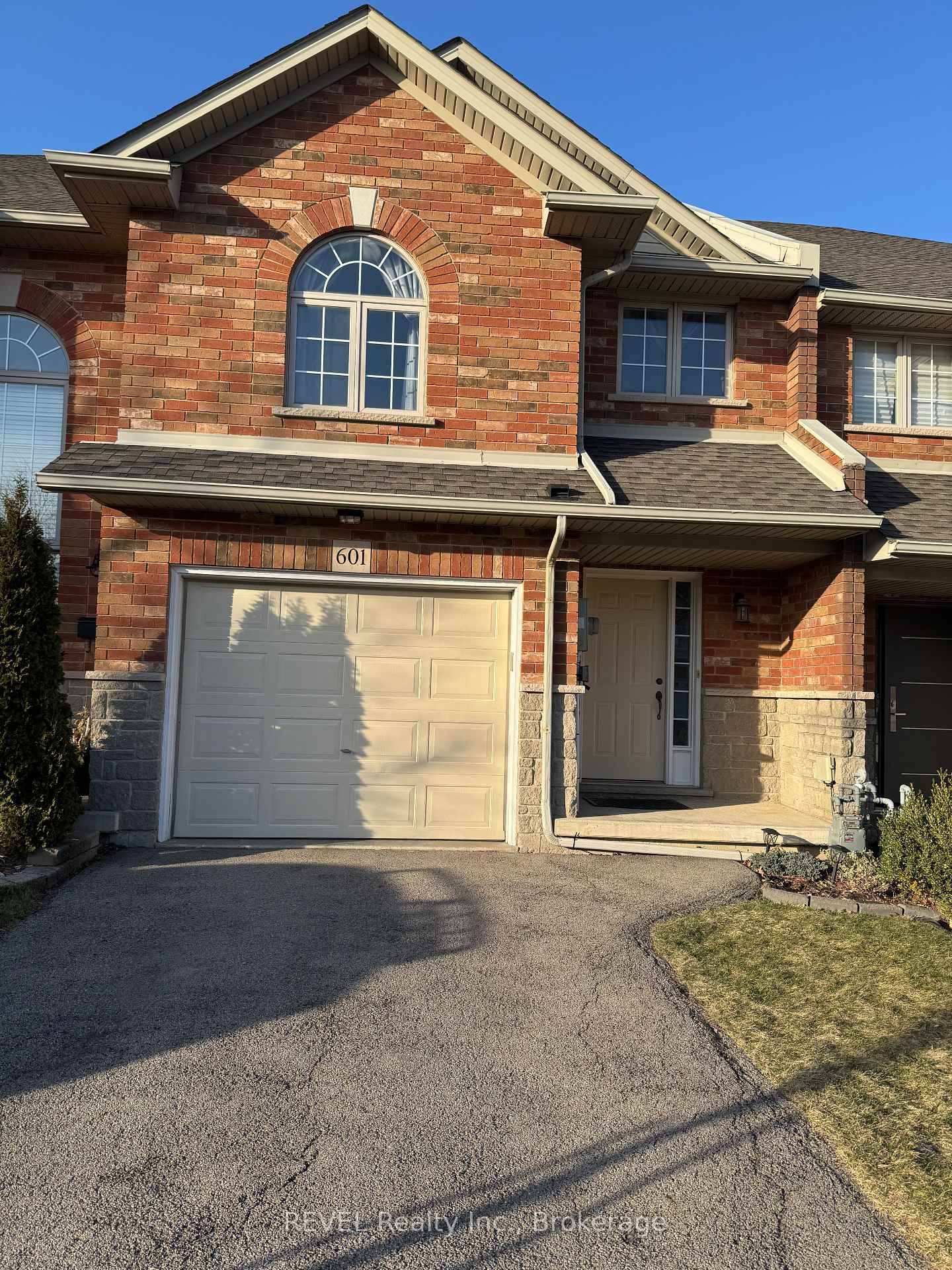 Stunning freehold townhouse in sought after neighbourhood of Mountview, in desirable West Mountain.