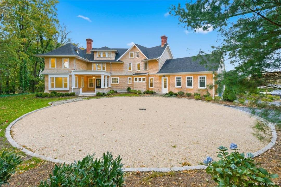 Huntington Bay, NY. The one you have been waiting for in Bay Hills.