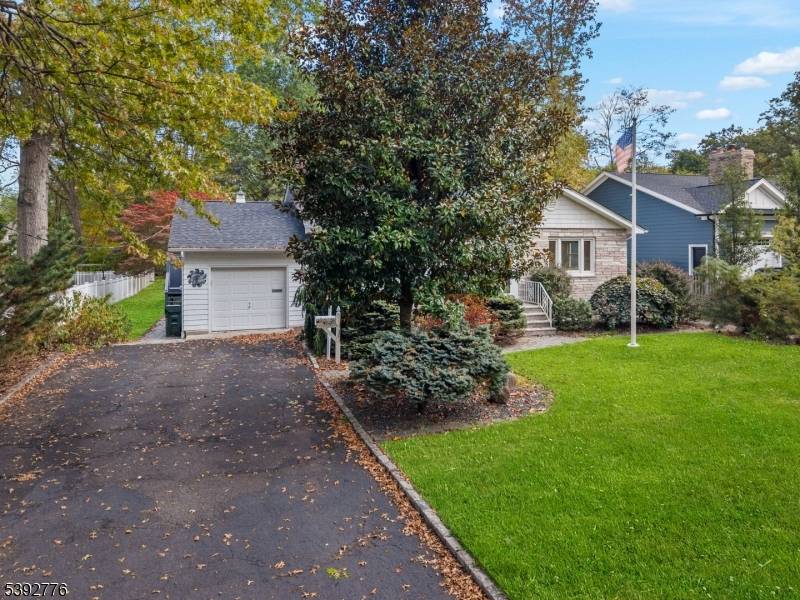 This beautifully maintained 3 bedroom, 2.