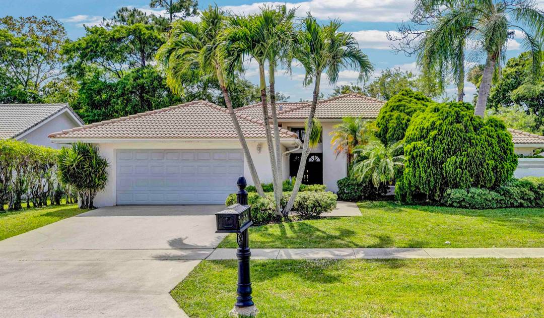 Furnished 3BR 2. 5BA home in the desirable Estates of Boca Lyons.