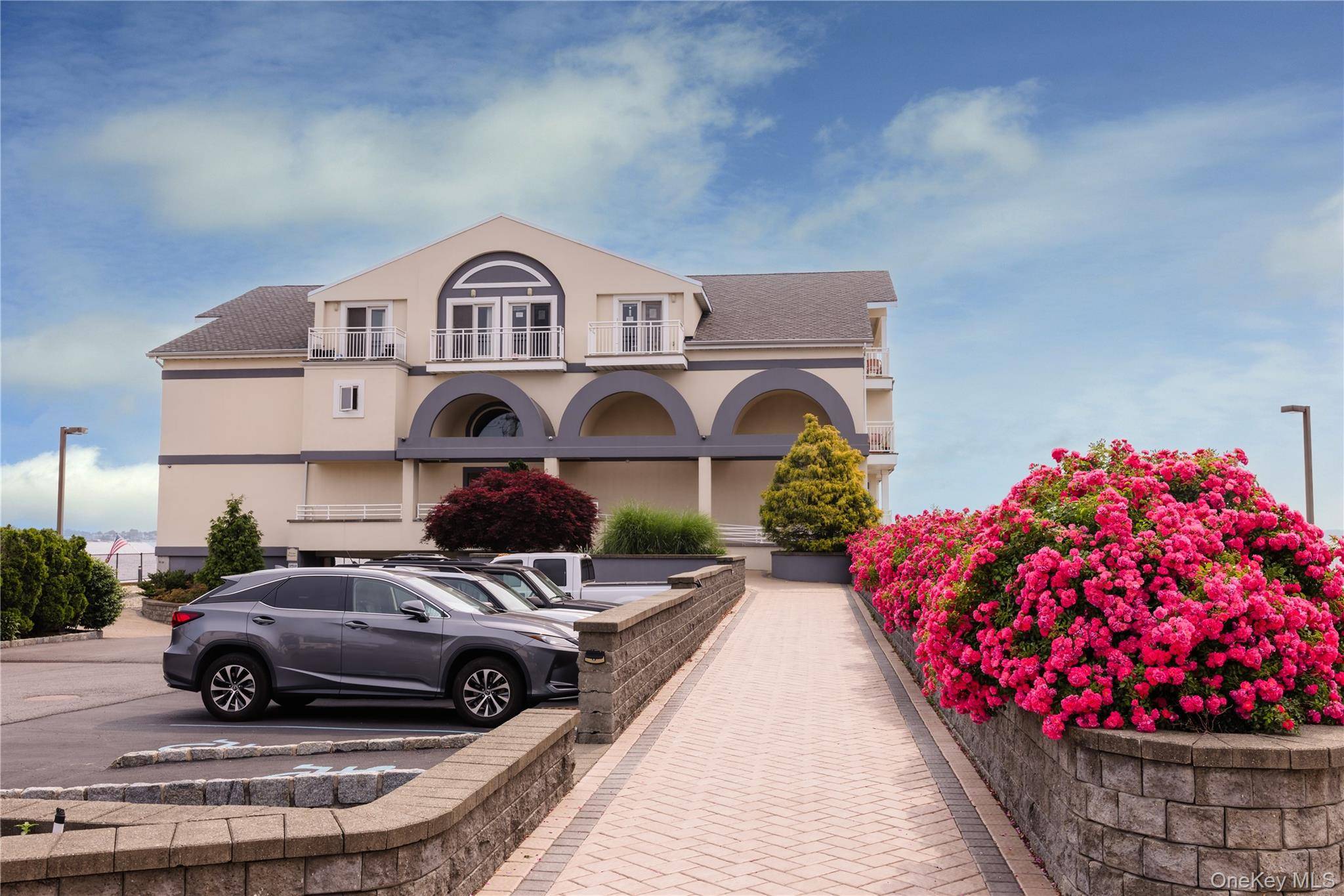 PRICE IMPROVEMENT ! Welcome to your new home !