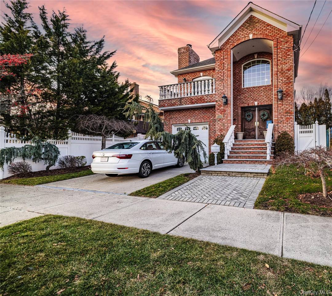 Welcome to this Exceptional, Mint Condition Colonial Located in the Highly Sought After Area Of The Rockwood Park Section Of Howard Beach Set On An Impressive 4000 sq.