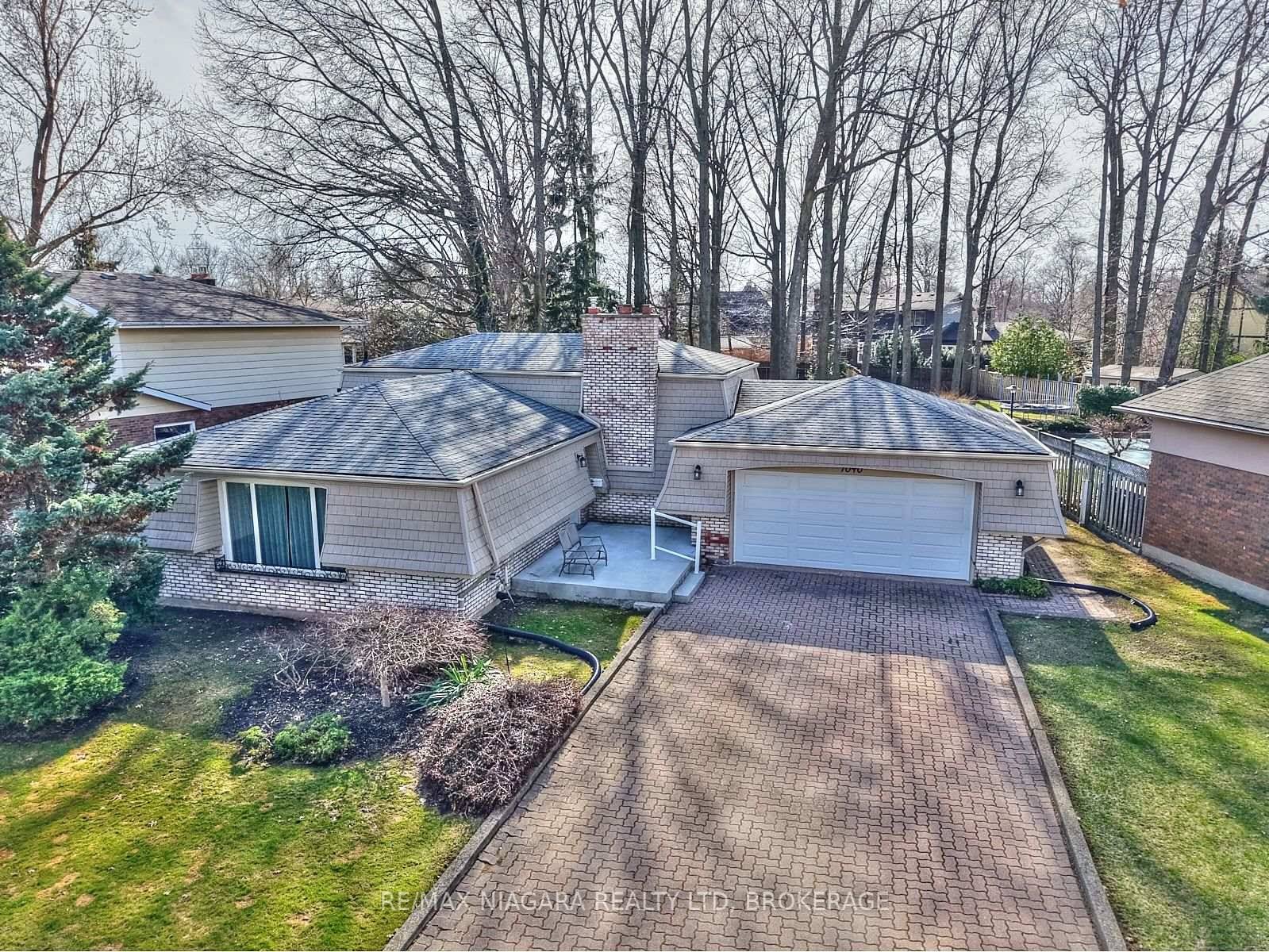 Stunning 4 Level Backsplit on a Massive Lot in Prestigious Rolla Woods !