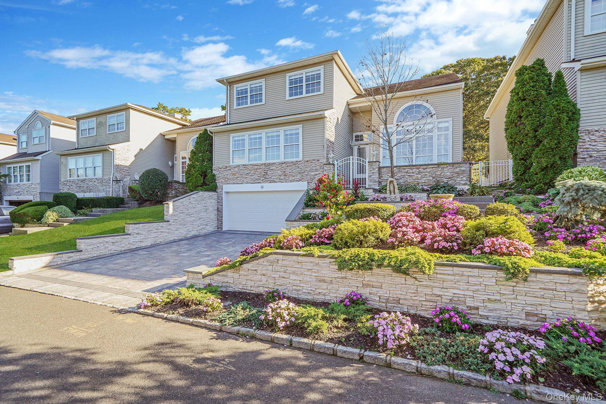 Welcome home to 14 Hamlet Dr !
