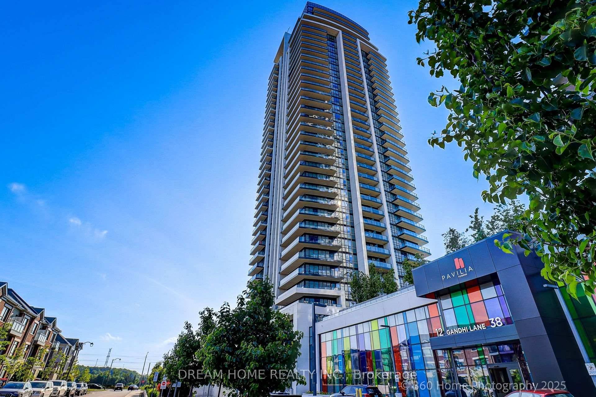 Large 1 1 suite at Pavilia Towers, a luxurious and highly sought after condo in the heart of Markham !