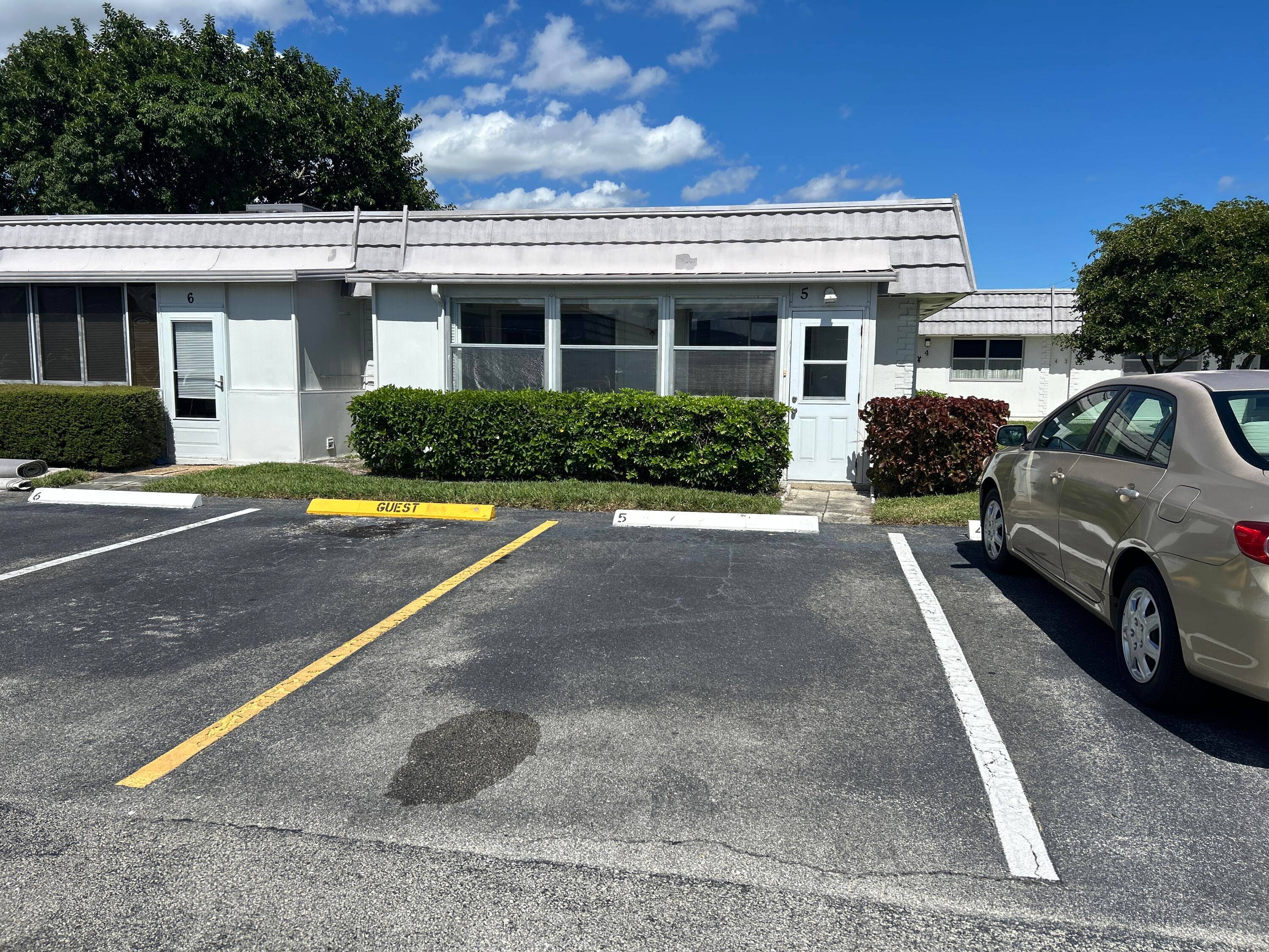 Don't miss this opportunity to purchase this 2 bedroom Villa and live the active adult lifestyle at Kings Point where you have access to fantastic amenities including two 18 hole ...