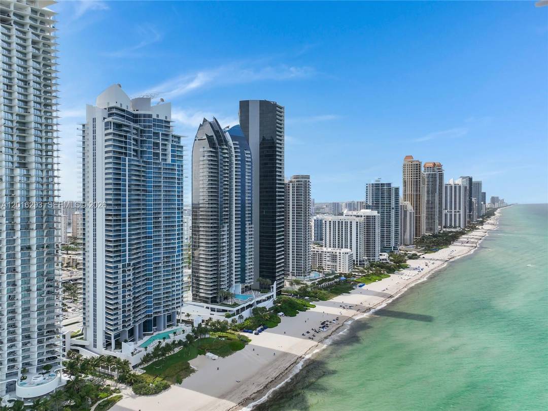 EXPERIENCE ELEVATED OCEANFRONT LIVING AT JADE BEACH Welcome to an exceptional residence in the prestigious Jade Beach, located in the heart of Sunny Isles Beach.