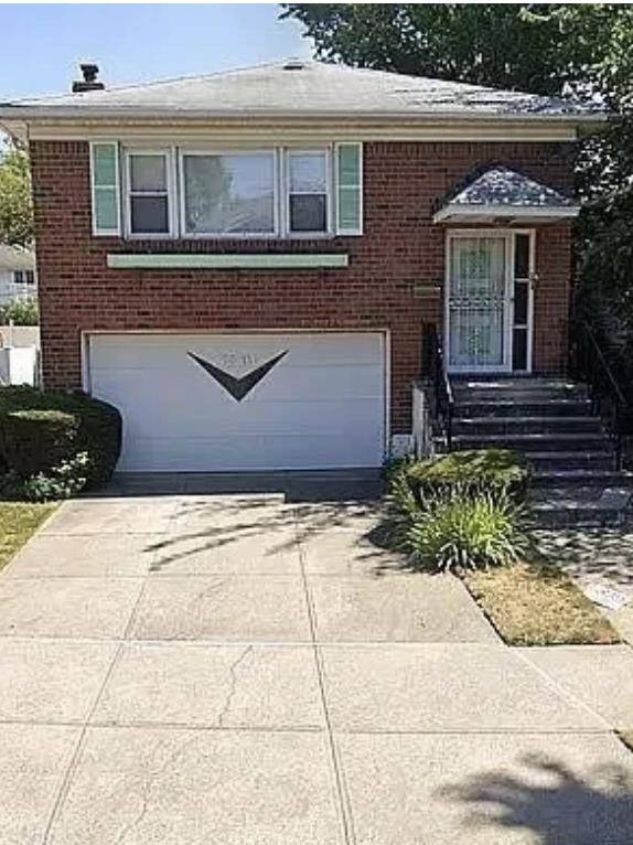 Showing Today ! Beautifully renovated 3 bedroom and 2 1 2 bathroom home in the heart of Fresh Meadows, just steps from shopping, restaurants, synagogues, and express buses to Manhattan ...