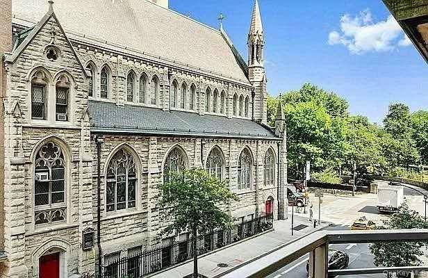 This beautiful 2 bedroom, 2 bath residence is ideally situated in the heart of Lincoln Center.