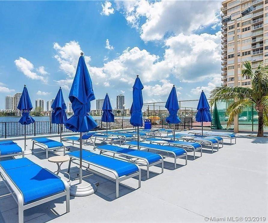 Spacious 2 bedroom, 2 bathroom condo in the heart of Aventura !