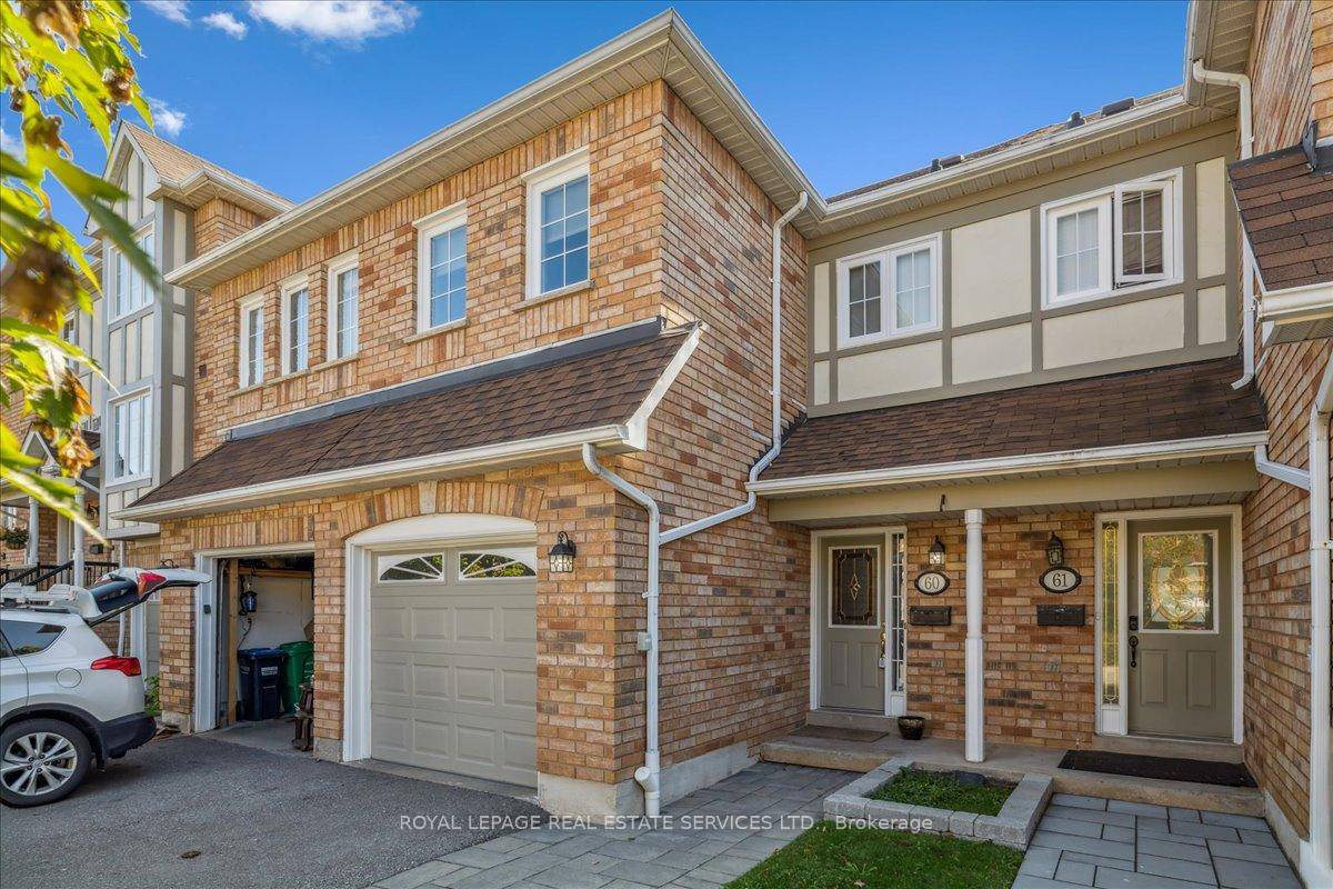 Welcome to this beautifully maintained 3 bedroom townhouse, tucked away in a quiet, well managed complex in the highly sought after Streetsville community.