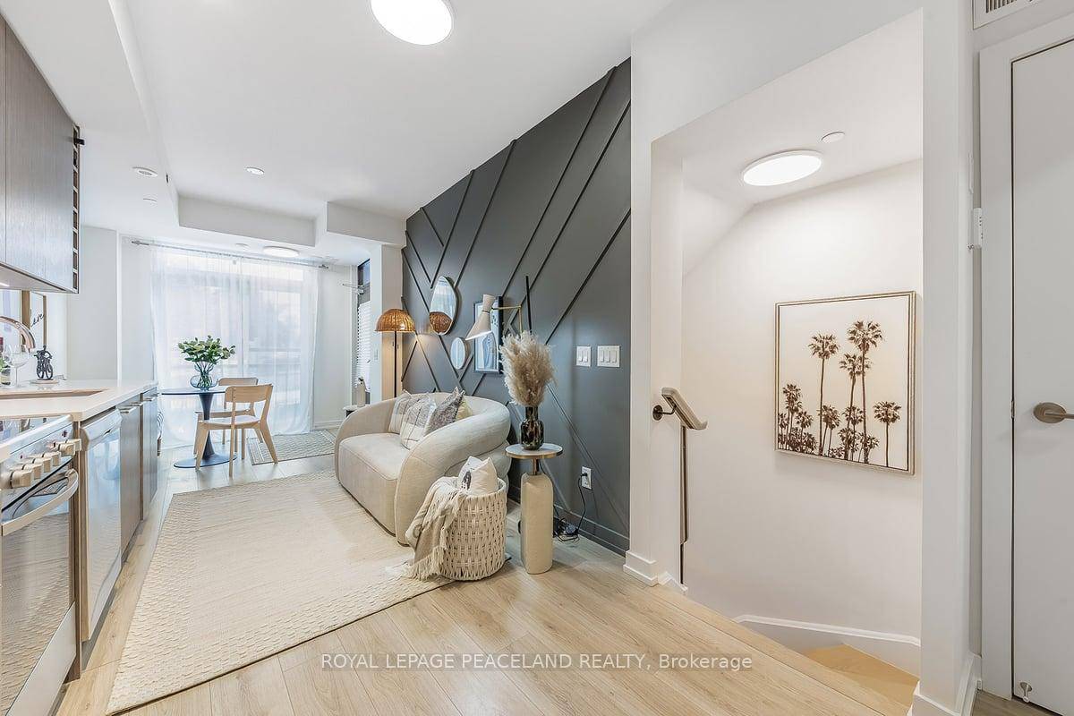 Prime Townhouse in Willowdale, 2 years New 2 1 Bedrooms living room 2 Baths stacked townhome with Tones of Upgrades, 10 Min Walk to Finch Subway.
