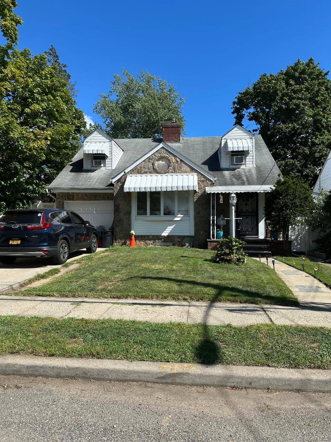 BEAUTIFUL MOVE IN READY SINGLE FAMILY HOME IN WEST HEMPSTEAD !