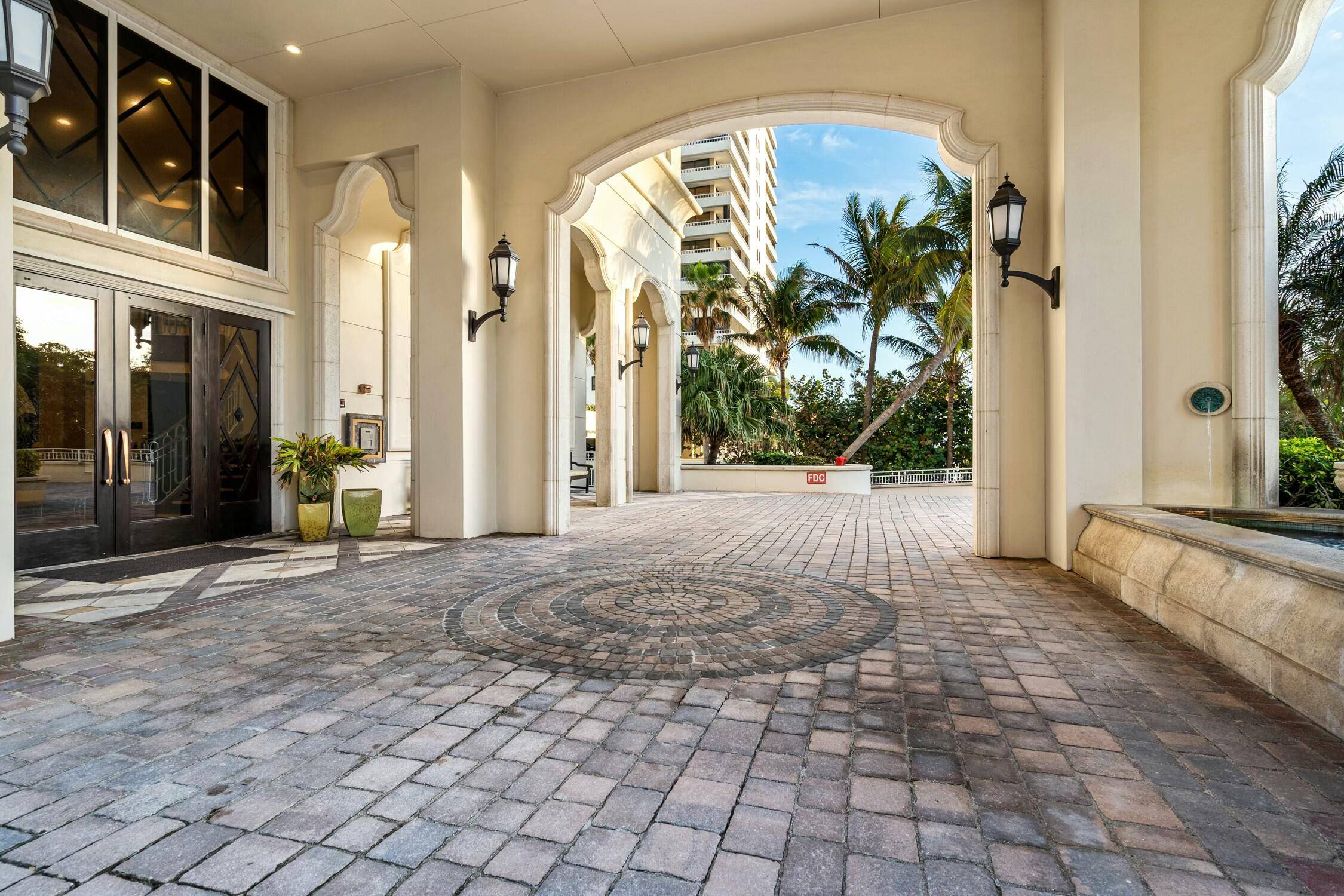 SELLER PAYING ONE YEAR OF MONTHLY CONDO FEES 72, 132 !