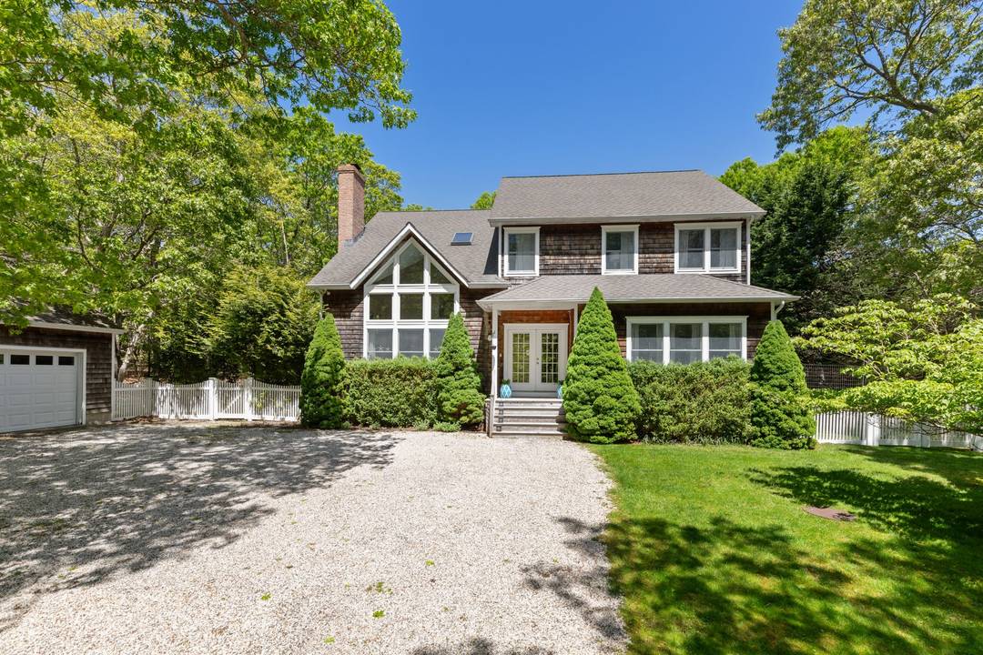 Tranquil traditional in Northwest East Hampton