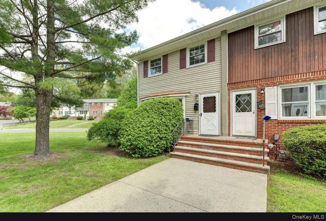 Lovely end unit. Close to stores, buses and schools.