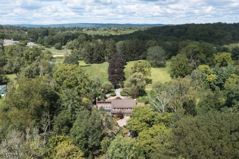 Crimson King Farm is a rare gem located on coveted Mendham Road on Bernardsville Mountain.