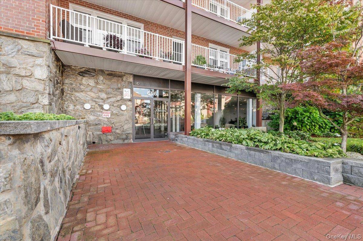 Bright, Spacious 1143 SqFt amp ; Updated 2Br, 2Fbth condominium with DIRECT ACESS TO THE BEACH at Horizon Shores, 21' 1 long TERRACE facing SW with beautiful OCEAN VIEW.