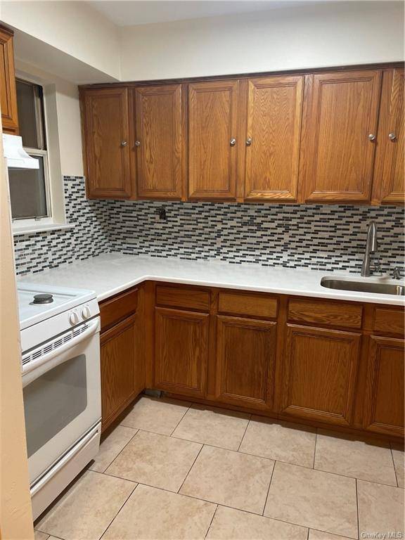 Beautifully maintained 3BR 2Ba duplex apt on 2nd floor in Throggs Neck available for rent today !