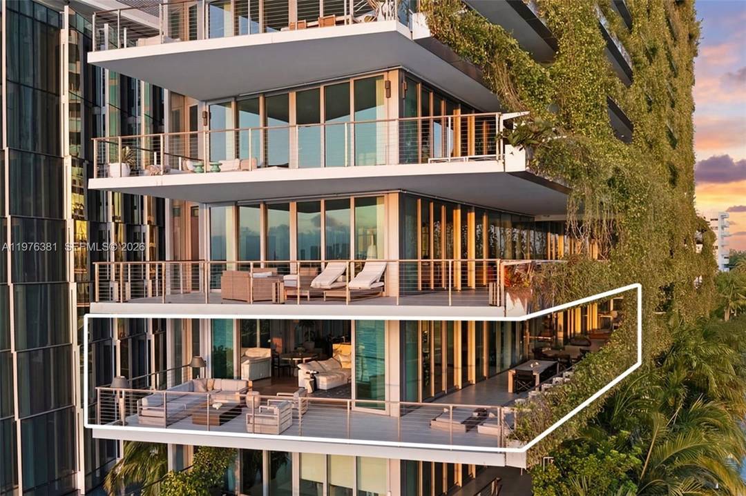 Step inside with me ! A statement in contemporary design, this prized corner residence showcases exceptional water views and an ideal floorplan.