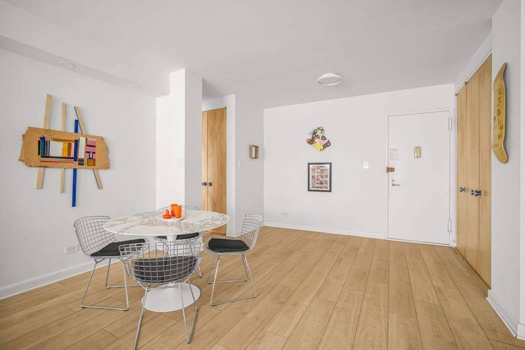 Apartment 39F is a stylish, turnkey one bedroom residence that offers a rare opportunity to purchase into Plaza 400, one of the most coveted cooperatives in the Sutton Place area ...