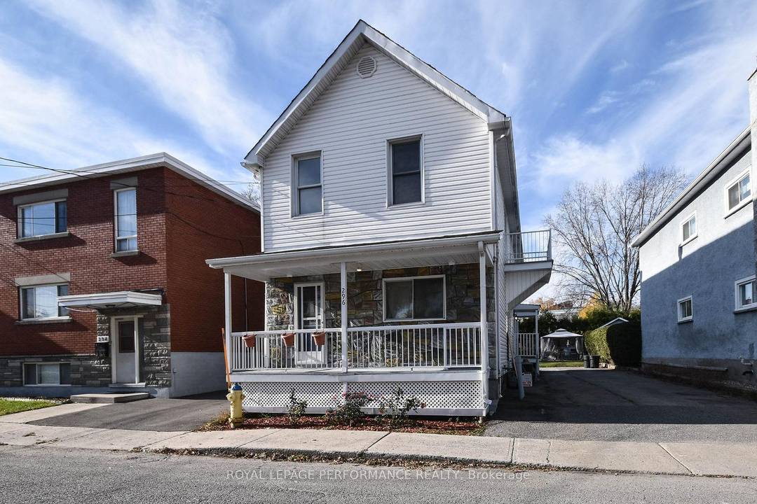 Fully renovated 2 bdrm upper unit for rent !