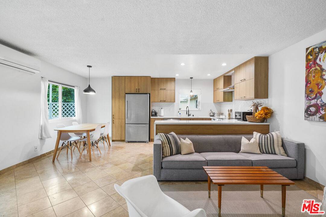 1045  S Bedford St 2BR Beverlywood La