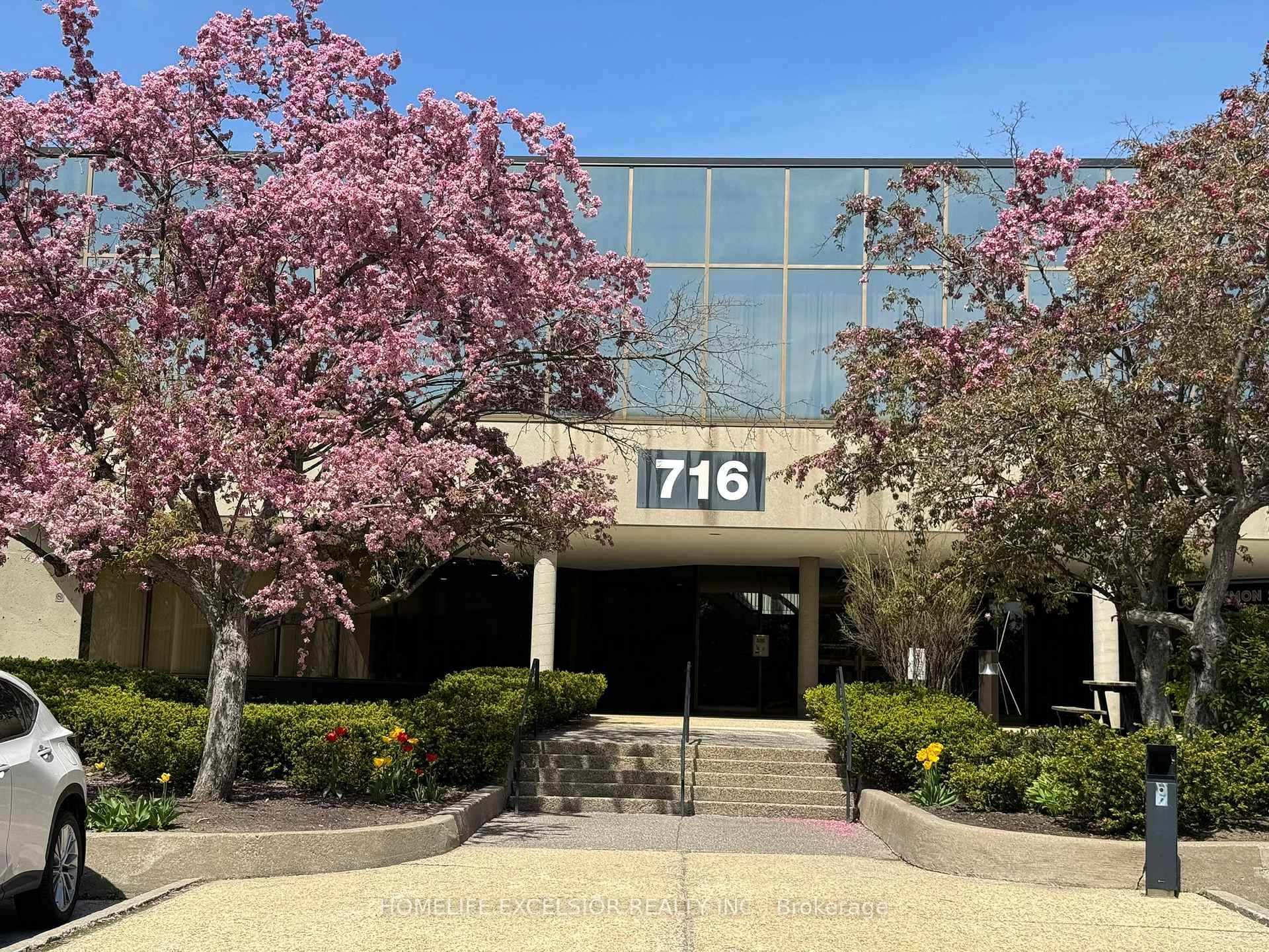 Prime Location ! Situated near the junction of Hwy 404 and Steeles Avenue, with easy access to Woodbine Avenue, DVP, Hwy 401, and Hwy 407, this office unit boasts unparalleled ...