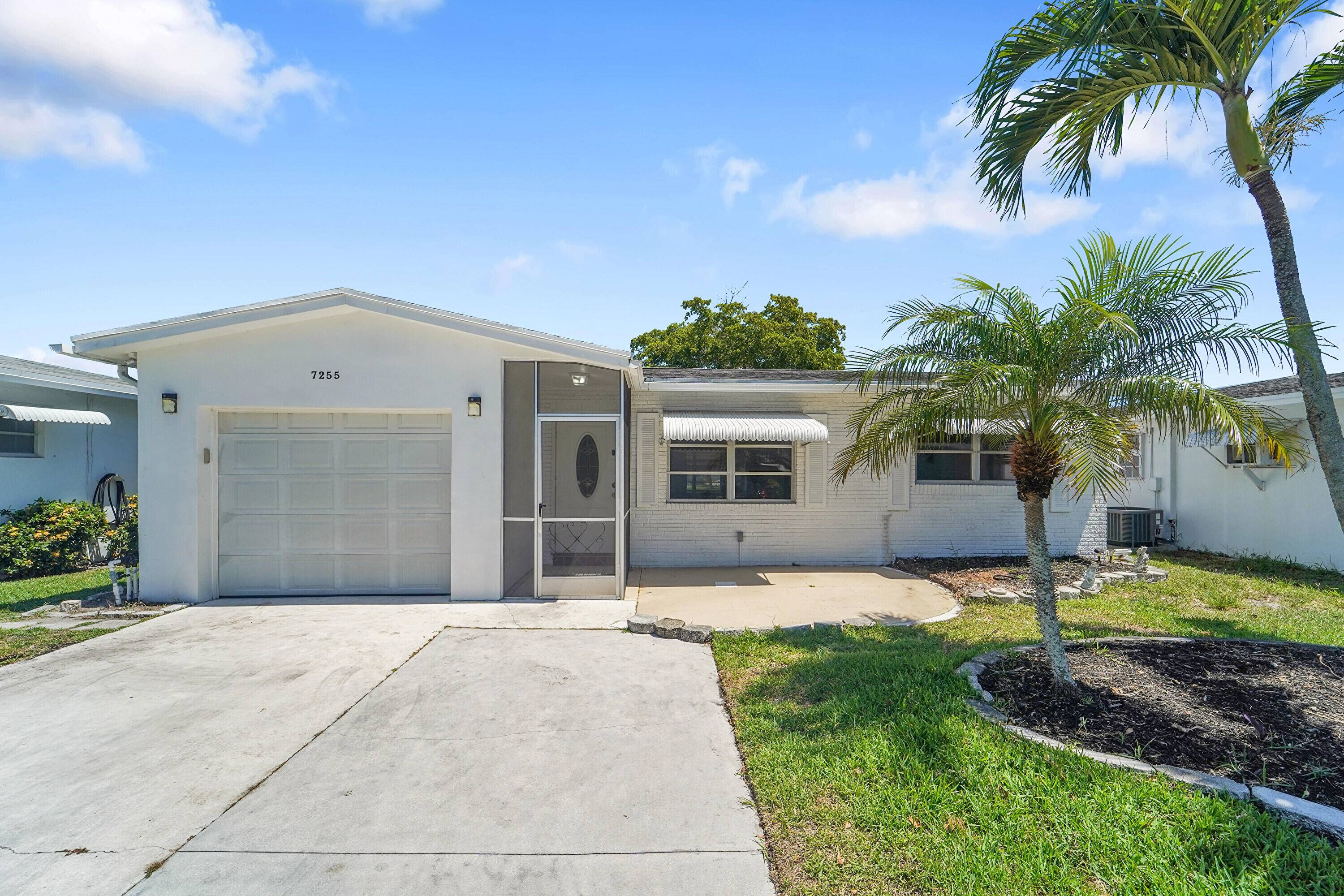 Welcome to this well maintained 2 bedroom, 2 bath home with a 1 car garage in Paradise Gardens Section 4.