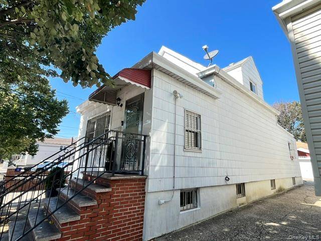 This move in ready Detached One Family home sits on a 25 x 102.