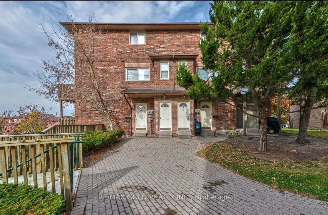 Opportunity knocks with this freshly painted, bright, and beautifully updated starter Conveniently located just minutes from Hwy 400 and close to all the amenities Barrie has to offer, this move ...