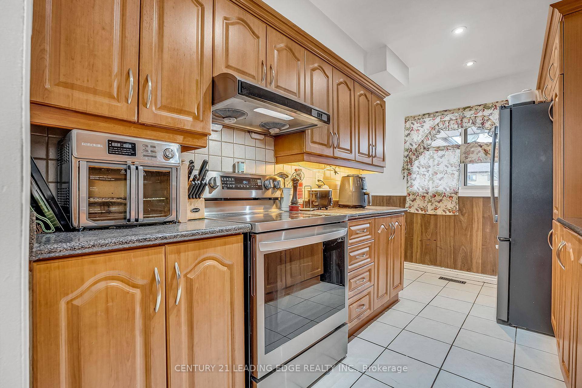 Freehold Townhouse in the Heart of Scarborough !