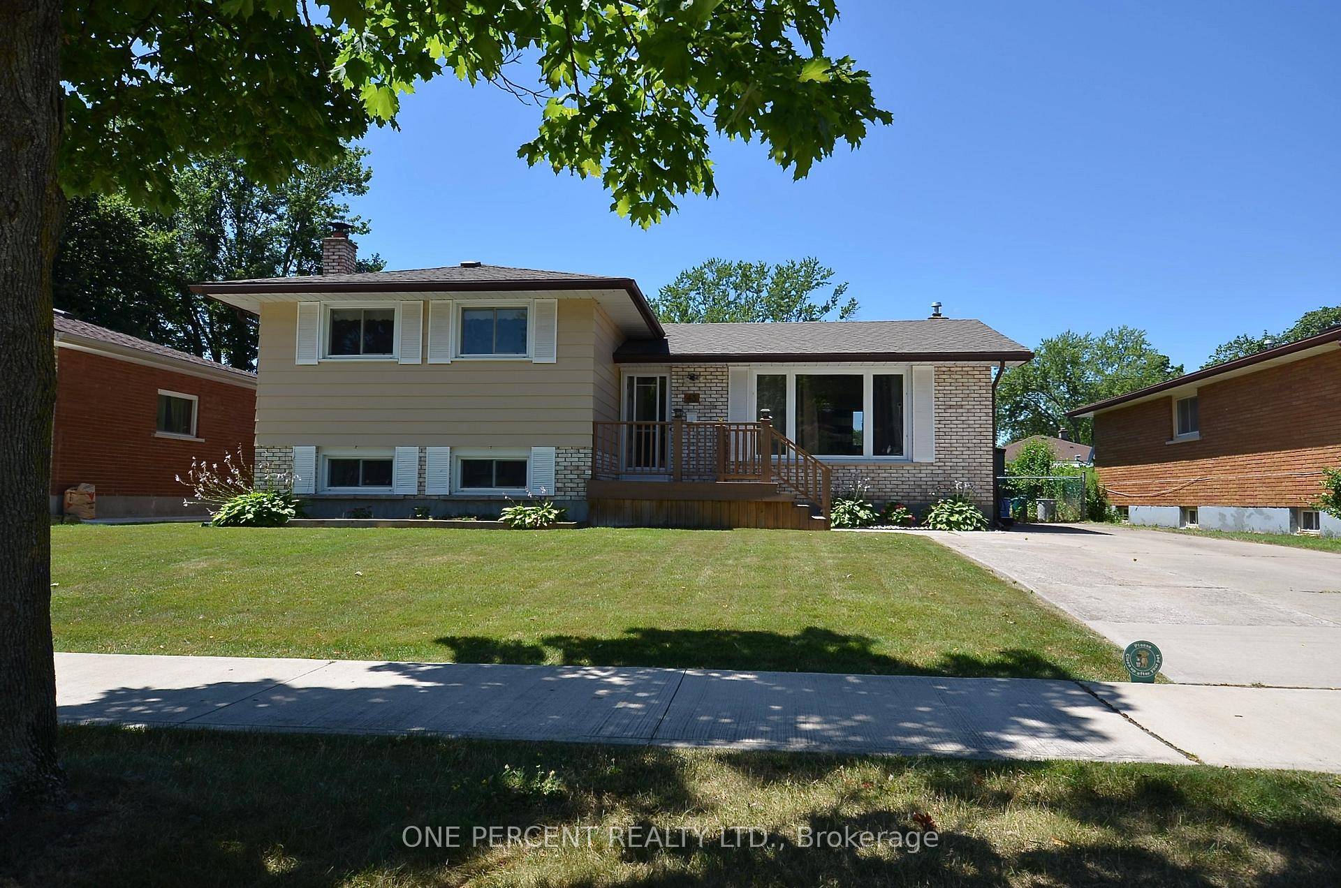 Imagine the life you've always dreamed of in this captivating multi level home at 43 Loyalist Drive, Welland.