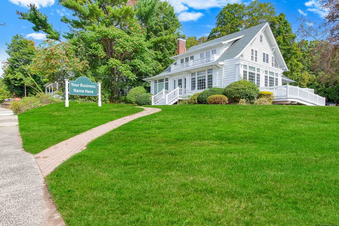 LOCATED ONE BLOCK FROM THE BRANFORD TOWN GREEN !