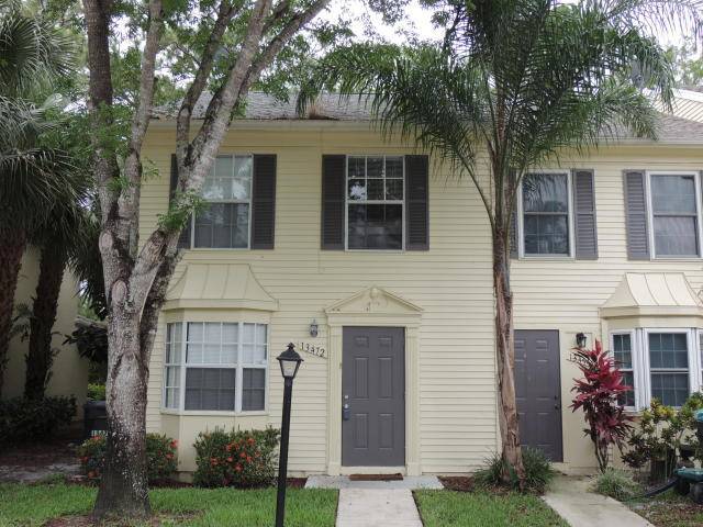 Lovely townhome with 2 Split Bedrooms and 2 Baths.