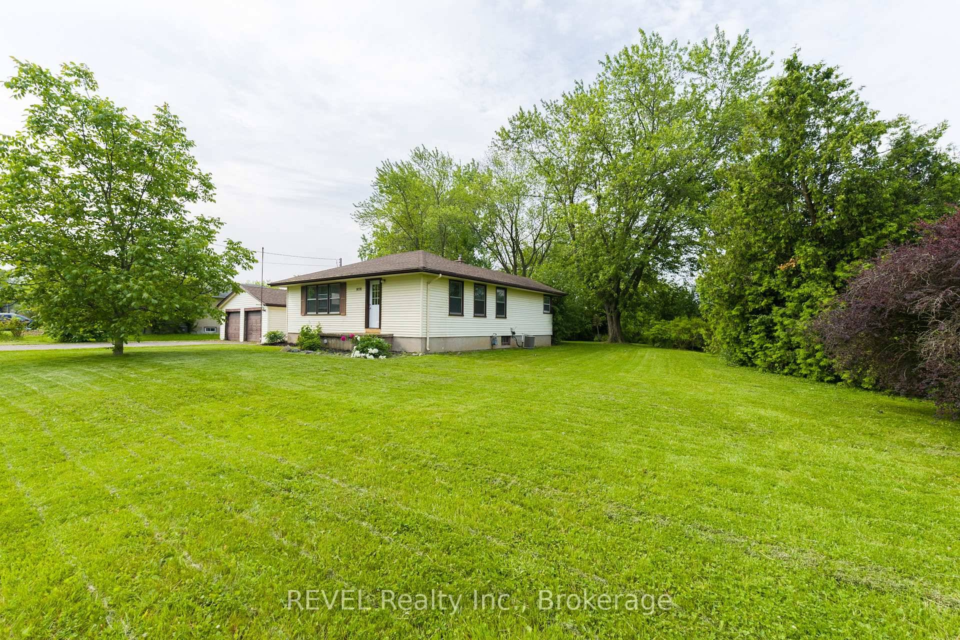 Beautifully Renovated Bungalow in a prime Niagara Falls Location !