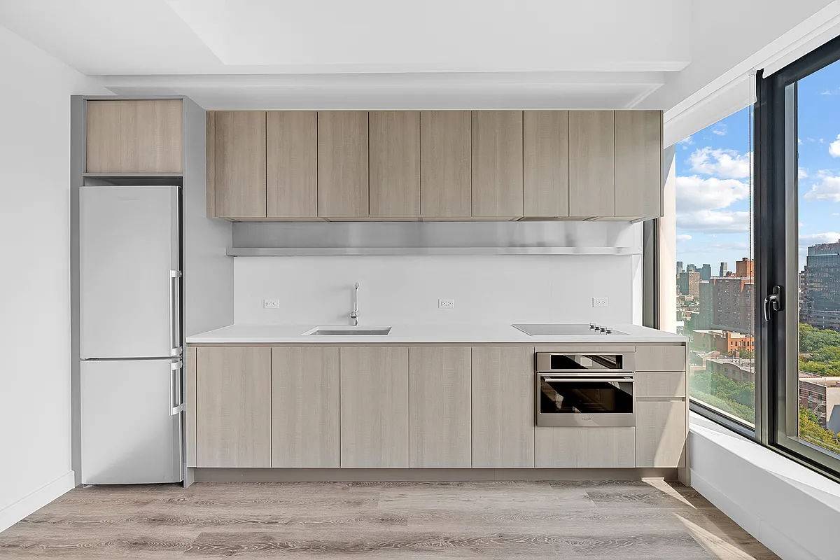 City Views from this oversized terrace with unobstructed eastern exposure !