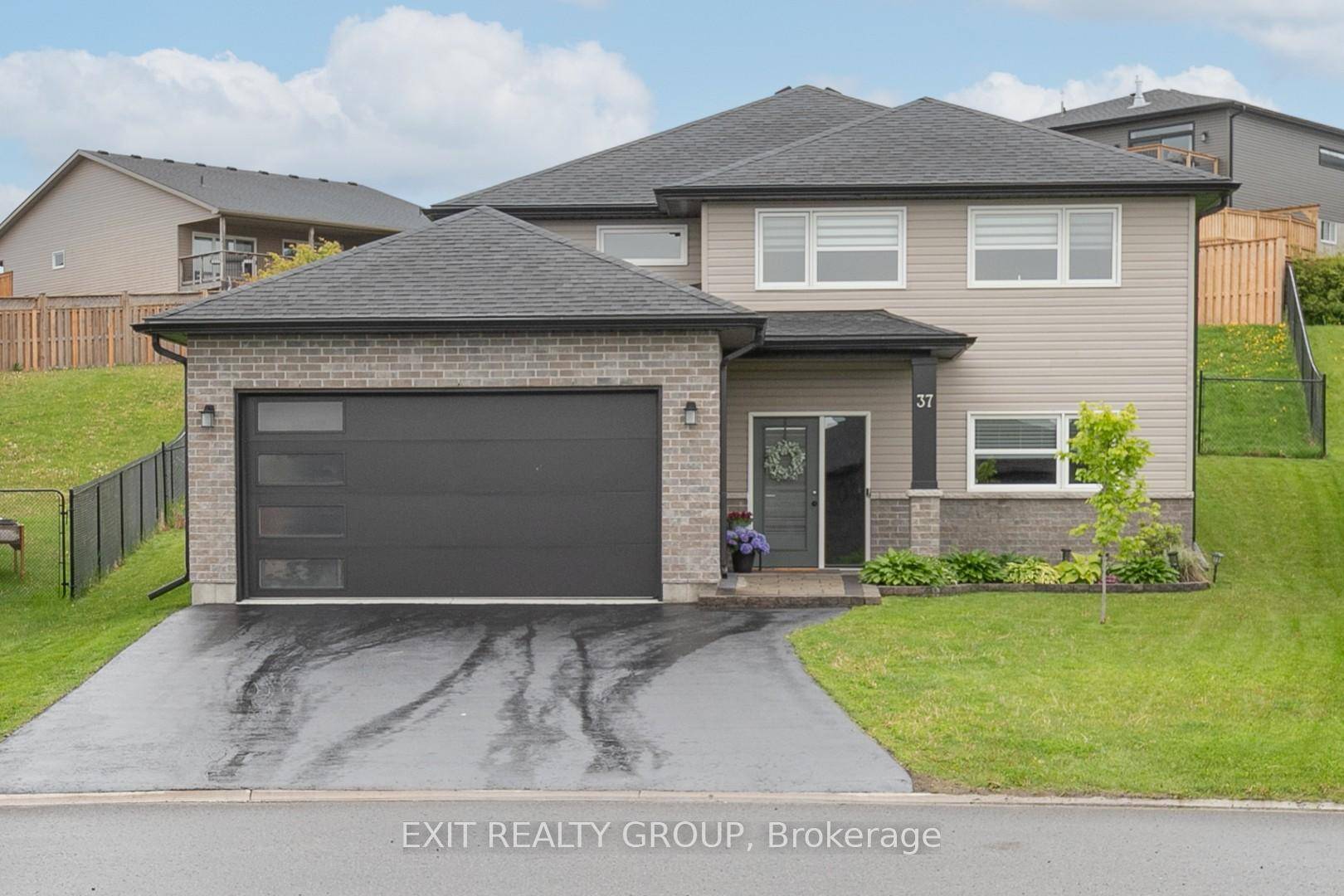 This beautifully maintained home is a true standout it looks like its been professionally staged, but its simply the result of the owner's impeccable taste and top shelf de cor.