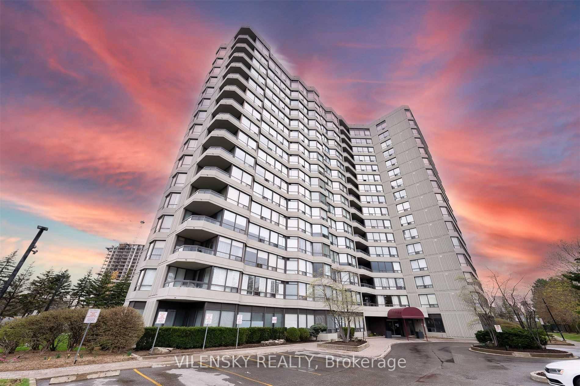 Luxury Living In The Heart Of Thornhill !